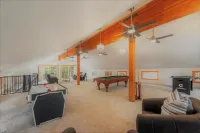 5 bed 5 bath cabin 5 min to the Slopes or Mountain Biking