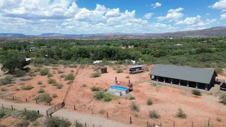 Glamping Airstream, Pool, Hot Tub, BBQ, Mountain Views, Easy access to Sedona! Отели рядом с достопримечательностью «Хорсин Араунд Адвенчерс Седона»