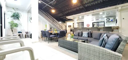 House with a Private Pool, close to the Hilton Princess Hotel and City Mall!