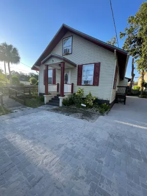 Private Entrance and Tiled Shower Retreat - Charming Oasis
