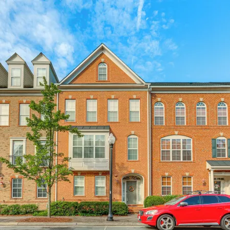 Modern 3Br Townhome | 3 Mi to Dulles and Reston TC
