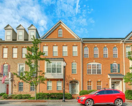 Modern 3Br Townhome | 3 Mi to Dulles and Reston TC Hotels in Dranesville