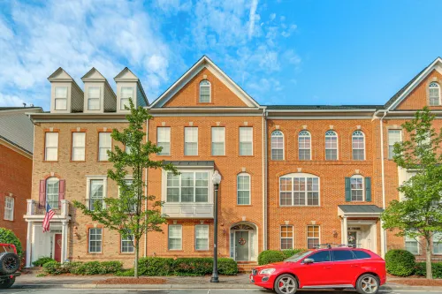 Modern 3Br Townhome | 3 Mi to Dulles and Reston TC