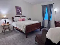 Charming 2-bedroom townhome  near downtown Cave City. Child and pet friendly.