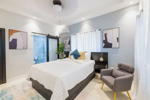 Luxurious 6-bedroom villa with  pool, bar, fire pit in gorgeous St. James Parish