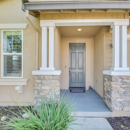 4 Mi to Dtwn Merced: Spacious Home w/ Yard!