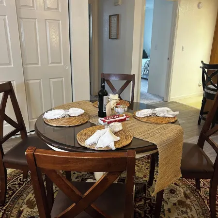 Townhouse 2 bed 2 bath fenced backyard garage park Отели в г. Сентрал Пойнт
