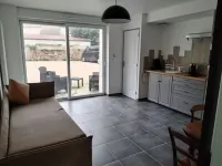 ART on the ground floor and terrace Saints住宿飯店