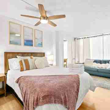 Charming Riverwalk Retreat – Spacious Downtown Condo Rooms