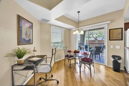 End of Summer Special! Extra large  1bed condo with attached garage! Отели рядом с достопримечательностью «Парк Флойд Лам»