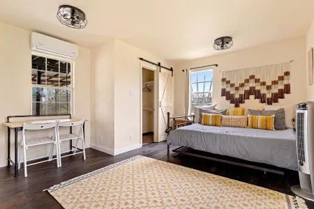 Charming cabin with AC and WiFi / 20 min from DTA