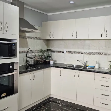 2 Double bed Apartment Manukau Отели рядом с достопримечательностью «Тематический парк Конец Радуги»