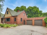 Cozy Abode ~ 3 Mi to Indiana Dunes Nat'l Park Hotels in Chesterton