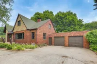 Cozy Abode ~ 3 Mi to Indiana Dunes Nat'l Park