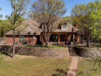 Large 5-bedroom house with WiFi, salt water pool, pool table and shuffle board!