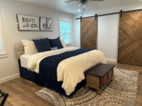 Lake of Egypt Hill Top Retreat - Sleeps 8