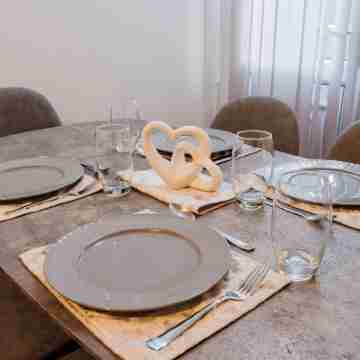 Luxurious home - Etihad & Co-op live with free parking Dining/Meeting Rooms