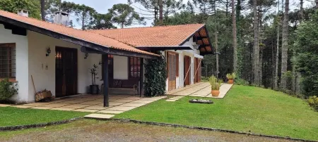 Cozy house on Lake Bambuí in Campos do Jordão