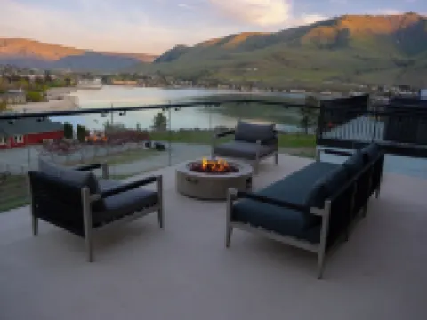 Ultra Luxury Chelan Lake House w/ Sauna, Steam Room, Cold Plunge, and Hot Tub Hotels in Chelan