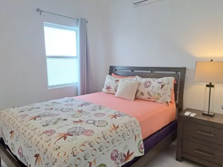 Recently renovated villa close to the beach Отели в г. Дженнигс