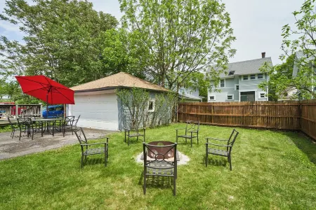 Funky Fabulous Fun House - 5 Bedrooms