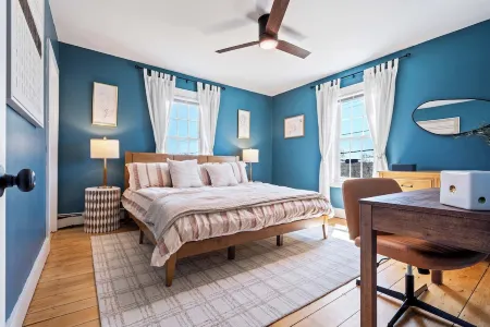 Modern Apartment - 20 Mins to Portland, Deck, Grill & Firepit, King Bed, DogsOK Отели в г. Уэстбрук