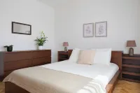KING SIZE Bed with Air Conditioning near the BEACH and FREE Street Parking Hotels in Canidelo