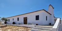 Serene 6-bedroom house with AC in Alandroal Hotels in Alandroal