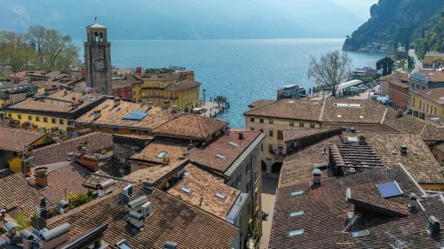 Central apartment a stone's throw from the lake