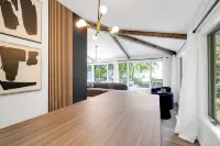 Perfect 5-bedroom house with private beach, indoor pool, in charming Carsonville