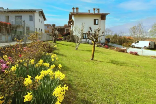 Spazioso appartamento con vista lago in zona tranquilla adatto per famiglie.