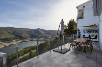 Casa de Nueva Construcción con Vistas al Mayor Embalse de Andalucía Hotel a Iznajar