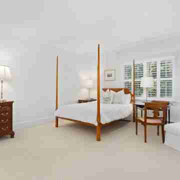 2 Bedroom Condo in Gilded Age Mansion close to Mansions and Ocean Beaches Rooms