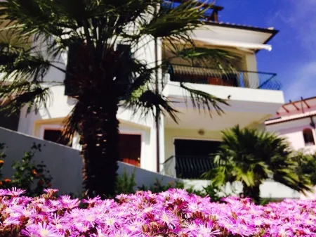 Bright family apartment with terrace 2 minutes from the sea Отели рядом с достопримечательностью «Архипелаг Маддалена»