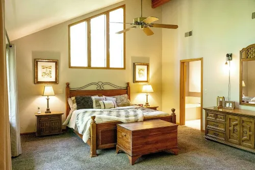 All-Season Mountain Retreat with Resort Access