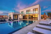 Perfect villa Stressless with beautiful pool in charming Smoković Hotel a Smokovic