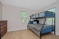 Charming 2-bd Apt in delightful Deer Park, OH with AC & strong WI-Fi