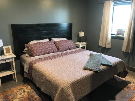 Cozy 1-bedroom apartment in adorable Devils Lake Отели в г. Девилс Лейк