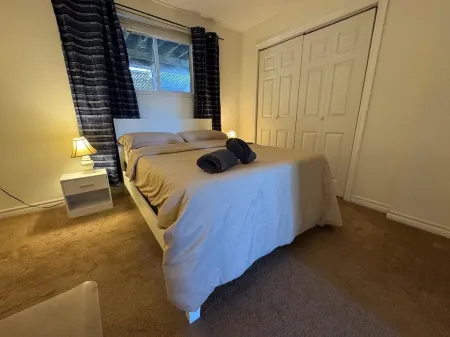 Charming 1-bedroom home near Lakeview Park & Beach Отели рядом со станцией Oshawa Via Rail Station