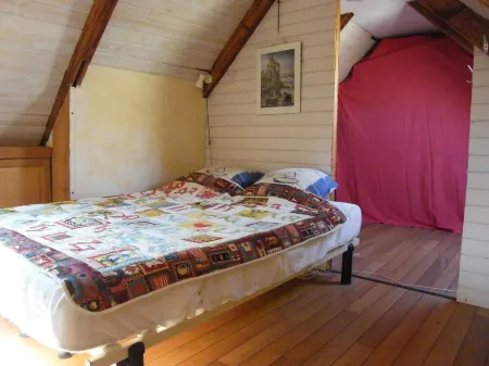 Traditional farmhouse with large garden. Porsliogan beach 500m away on foot. Отели в г. Ле-Конке