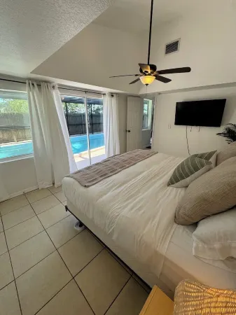 St. Petersburg Charming Family Home w/ Private Pool, Gym, Smart TV, King Bed