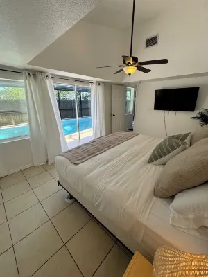 St. Petersburg Charming Family Home w/ Private Pool, Gym, Smart TV, King Bed