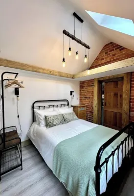 Lovely Courtyard Studio in Wokingham.Close to all major travel links.