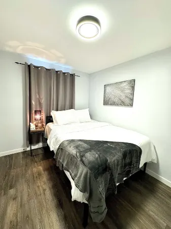 5 bedroom getaway close to big shopping giants