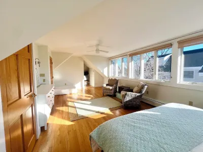 4 Bedroom Beachside Surfer's Home Hôtels à proximité de : Willard Beach