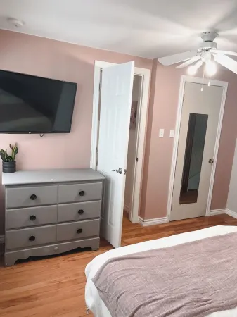 Cozy 3 bedroom home with perfect location in Saint John Отели рядом с достопримечательностью «Reed's Point Lighthouse»