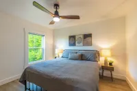 Rooftop deck with AMAZING Views, Fire table, Bar, Hot tub and Pet Friendly!