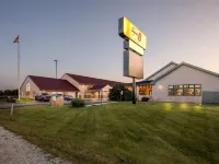 Super 8 by Wyndham Sturtevant/Racine Hotels in Raymond