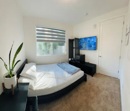MASTER BEDROOM in New townhome in Central Fremont with AC.5 mins to Kaiser Tesla Отели в г. Фремонт