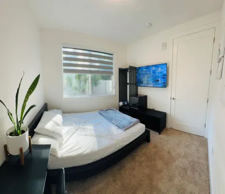 MASTER BEDROOM in New townhome in Central Fremont with AC.5 mins to Kaiser Tesla Hotels in Fremont